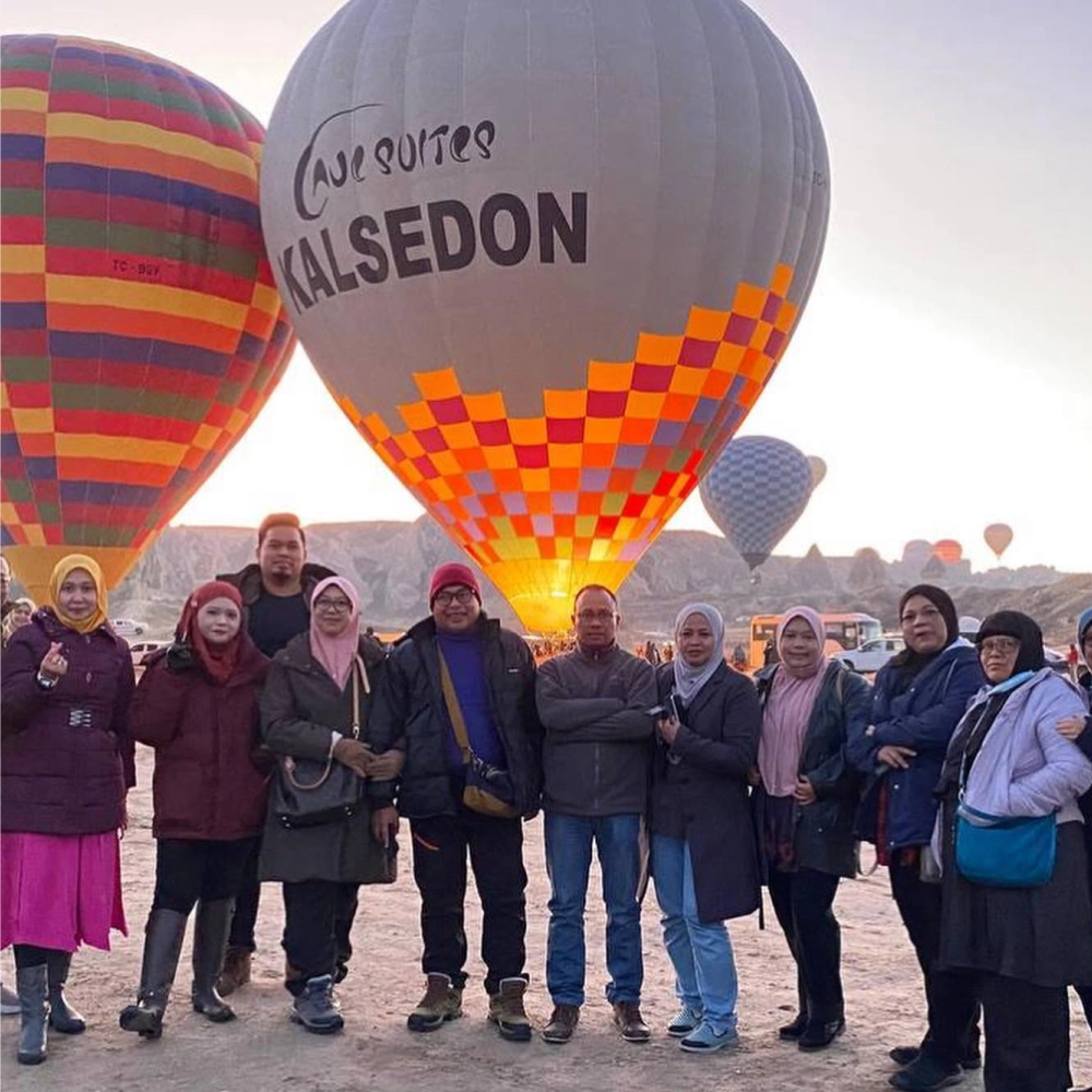 Enrich Travelogue travellers at the hot-air balloons in Cappadocia